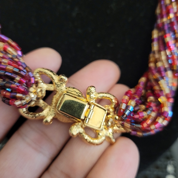 Beaded necklace with gold broach - Picture 4 of 8